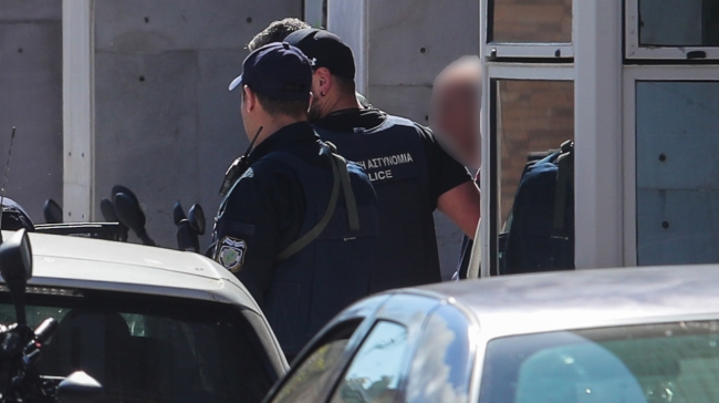 Ένοπλη επίθεση 89χρονου σε ΕΦΚΑ και Πρωτοδικείο: Μυστήριο με τη βαλίτσα με τα 3.000 ευρώ που άφησε στο ταξί 