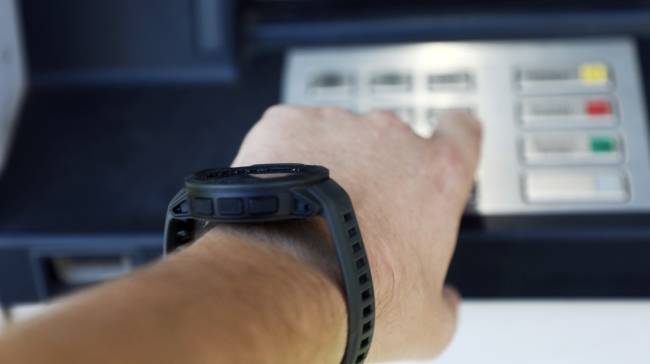 Αντίο στην πιστωτική κάρτα: Οι νέες μέθοδοι ανάληψης μετρητών από τα ΑΤΜ που φτάνουν στην Ευρώπη