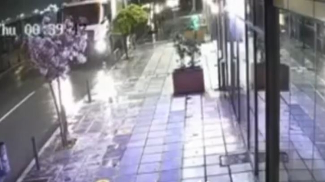 Παραλίγο τραγωδία στη Θεσσαλονίκη: Άστεγος που κοιμόταν σε κάδο βρέθηκε μέσα στην πρέσα απορριμματοφόρου (vid)