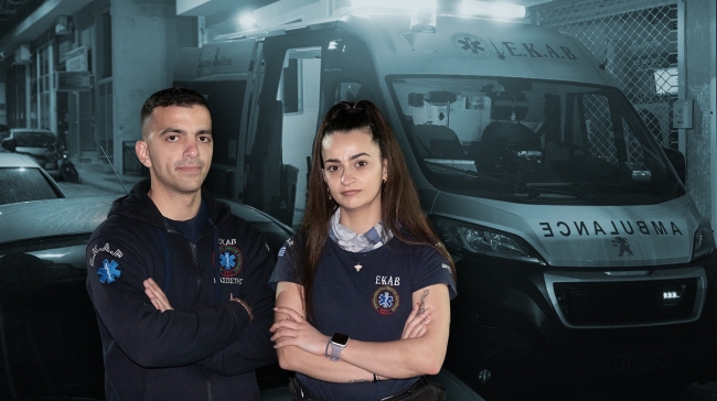 Νυχτερινή βάρδια με ασθενοφόρο του ΕΚΑΒ: Τι συμβαίνει στη σκοτεινή Αθήνα