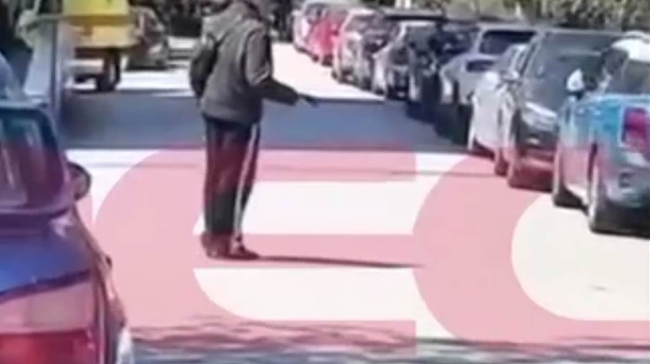 Βίντεο ντοκουμέντο: Η στιγμή που ασθενής βγάζει όπλο στο προαύλιο του Κρατικού Νικαίας