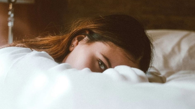 Το μυαλό σου σου λέει ψέματα κάθε βράδυ: Γιατί το 92% των φόβων σου δεν είναι αληθινοί