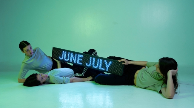 «June July»: Ένας κόσμος μέσα στον κόσμο!