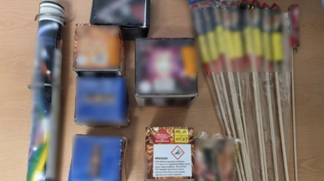 Ελευσίνα: Συνελήφθη 44χρονος με πάνω από 630 βεγγαλικά – Τον έπιασαν οι ΔΙΑΣ τη στιγμή που άναβε κροτίδα