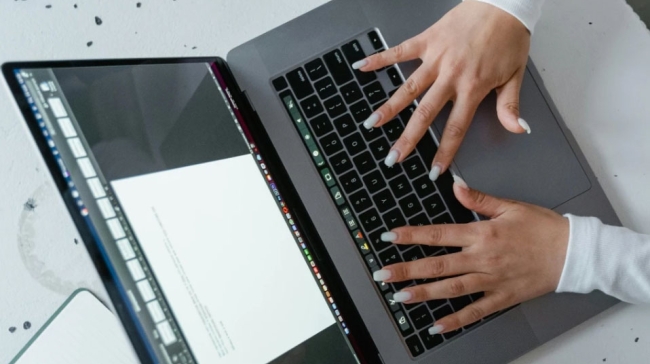 Πώς να κάνεις digital declutter και να πάρεις πίσω τον έλεγχο της καθημερινότητάς σου