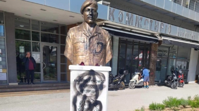 Άγνωστοι βανδάλισαν την προτομή του Γιώργου Λυγγερίδη: «Αρρωστημένα μυαλά προχώρησαν σε αυτή την εμετική πράξη»
