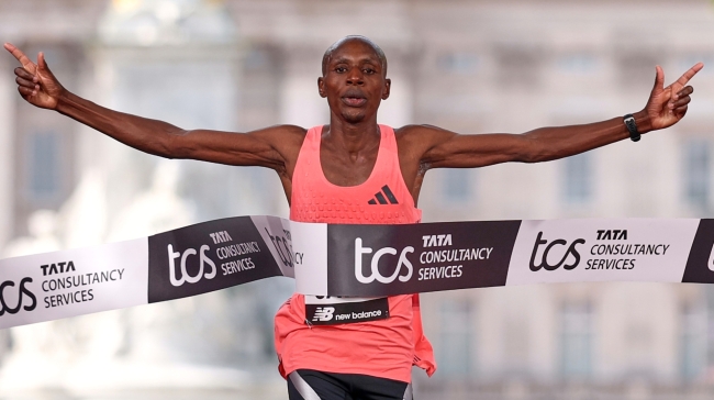 Αδιανόητη κούρσα στο Λονδίνο: Ο Σάουε τερμάτισε τον μαραθώνιο σε λιγότερο από δύο ώρες κι έγραψε ιστορία!