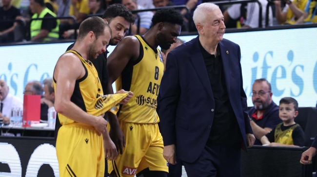 Τραυματισμός για Φίζελ στο γόνατο, πήγε κουτσαίνοντας στον πάγκο