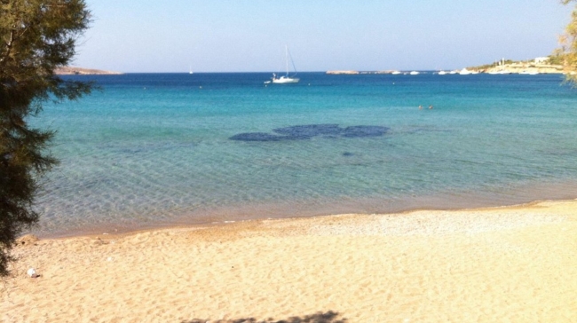 Η Σύρος ανοίγει τις παραλίες της σε όλους: Δωρεάν ομπρέλες και προσβασιμότητα για κάθε επισκέπτη (vid)