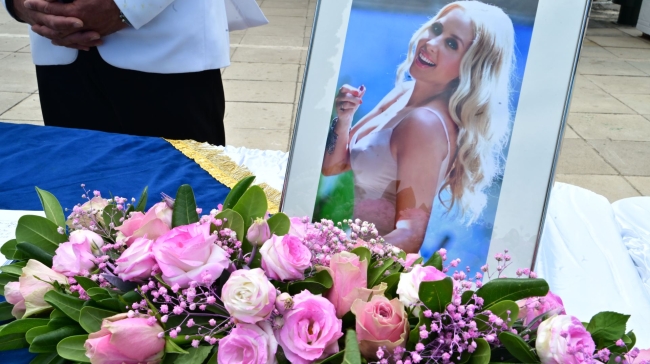 Οδύνη στο τελευταίο αντίο στη Γωγώ Μαστροκώστα: Την αποχαιρέτησαν συγγενείς και φίλοι 