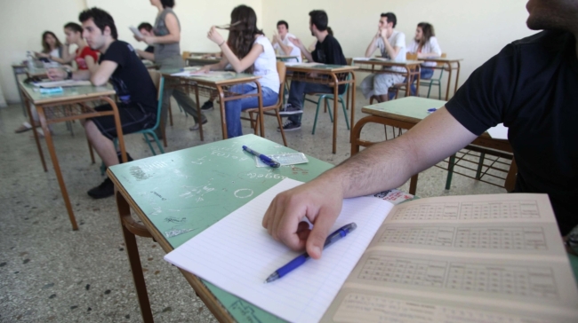 Πανελλήνιες: 20 άνθρωποι εξομολογούνται όσα έζησαν ως μαθητές