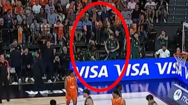 Το video της ΚΑΕ Παναθηναϊκός που δείχνει άνδρα της ασφάλειας της Βαλένθια να πιάνει τον Ρογκαβόπουλο από το χέρι για να καθίσει κάτω!