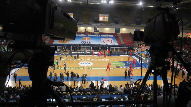 Εισβολή κουρσάρων μέσα στη στοά