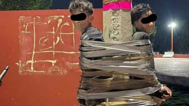 Ο «Μεξικανός Μπάτμαν»: Δένει σε κολώνες κλέφτες μηχανών και γράφει μηνύματα στα πρόσωπά τους