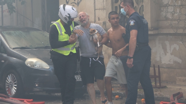 Σπαρακτικές εικόνες στην Καλλιθέα: Ηλικιωμένη πήδηξε από το μπαλκόνι για να σωθεί από τη φωτιά (vid)