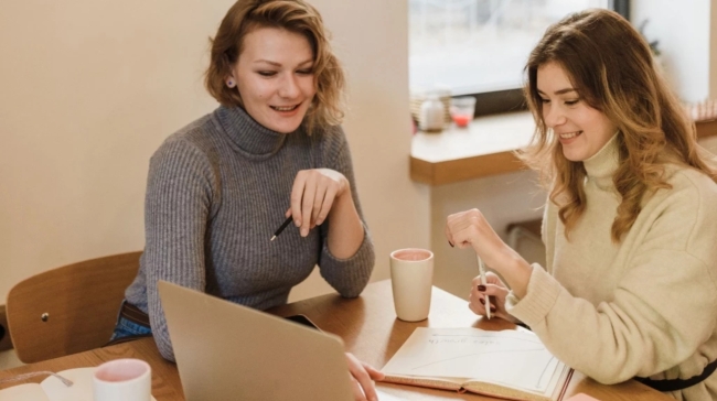 Η Gen Z κερδίζει περισσότερα χρήματα συγκριτικά με τους millennials στην ίδια ηλικία, σύμφωνα με νέα μελέτη