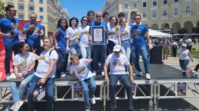 Θεσσαλονίκη: Παγκόσμιο ρεκόρ Γκίνες με 830 άτομα να χορεύουν ταυτόχρονα ζεϊμπέκικο