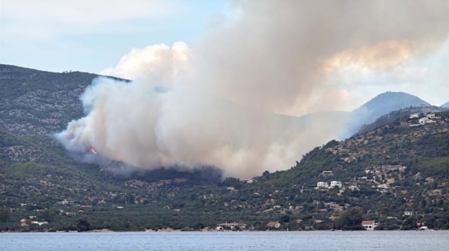 Συναγερμός στο Λουτράκι: Φωτιά κοντά σε σπίτια στη λίμνη Βουλιαγμένης – Ήχησε το 112