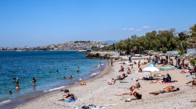 Ποιες παραλίες της Αττικής είναι «καθαρές» και ποιες ακατάλληλες για κολύμπι