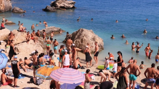 Στην ψάθα το φετινό καλοκαίρι: Πόσο κοστίζει το σετ στις οργανωμένες παραλίες