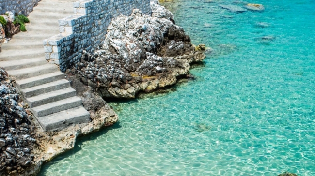 Μοιάζουν με νησί, αλλά δεν είναι: 5 παραθαλάσσιοι προορισμοί για αποδράσεις express από την Αθήνα