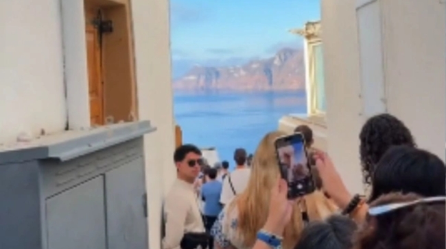 Σαντορίνη: Η «κατάρα» του Instagram - Έβαλαν ξυπνητήρι και στήθηκαν στην ουρά για ένα... κλικ