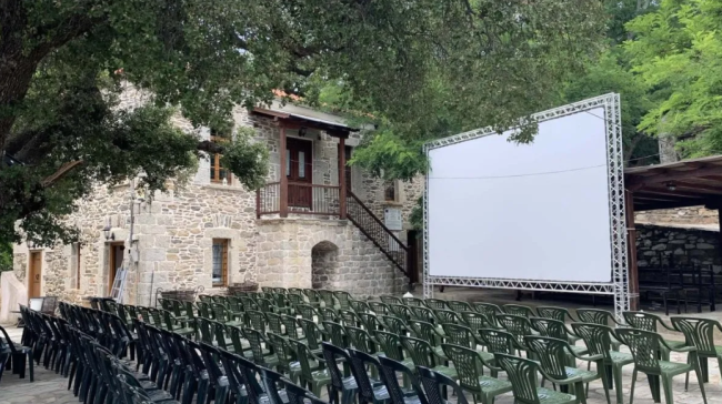 Το μυστικό χωριό της Χαλκιδικής που κάθε καλοκαίρι γίνεται θερινό σινεμά