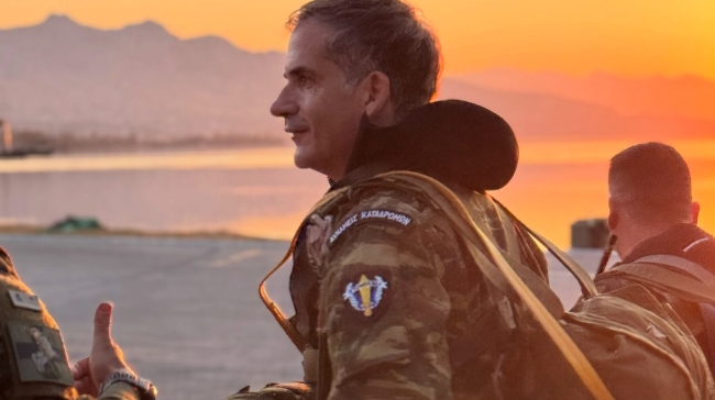 Κώστας Μπακογιάννης: Επανεκπαιδεύτηκε ως έφεδρος αλεξιπτωτιστής και πραγματοποίησε δύο άλματα