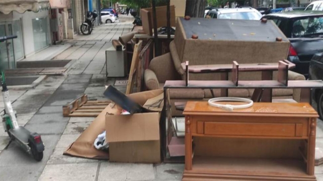 Αυτό γούσταραν, αυτό έκαναν: Μετακόμισαν και πέταξαν το παλιό νοικοκυριό τους στο πεζοδρόμιο