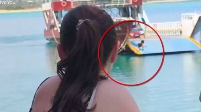 Ελαφόνησος: Πλοίο μπήκε στο λιμάνι με ανοιχτό καταπέλτη - Επιβιβάστηκε κολυμβητής από θαλάσσης