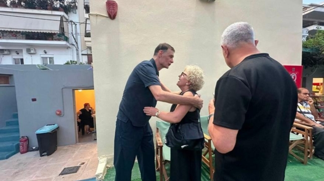 Η αγκαλιά που μίλησε από μόνη της: Η συνάντηση της Μάγδας Φύσσα και του Γιώργου Μπαρτζώκα στη Δραπετσώνα