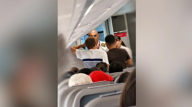 Χάος στο αεροδρόμιο της Μυκόνου: Νεαροί σταμάτησαν την απογείωση για Νάπολη