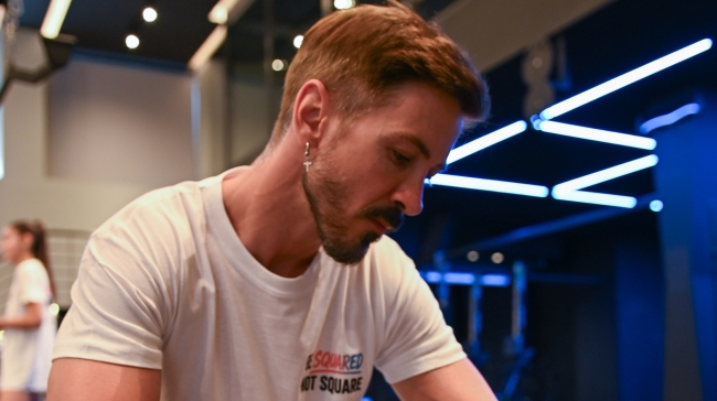 Μουσική, fitness, αθλητισμός: Ο Νίκος Γκάνος τα χωράει όλα, έξω από τετράγωνα