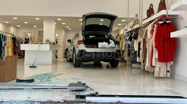 Βριλήσσια: Αυτοκίνητο εισέβαλε σε κατάστημα ενδυμάτων - Οδηγός μπέρδεψε την όπισθεν με την πρώτη