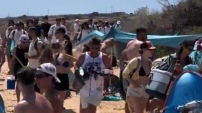 «Πλατεία Συντάγματος με αμμουδιά»: Το viral βίντεο με την κοσμοπλημμύρα στην Ιταλίδα στα Κουφονήσια