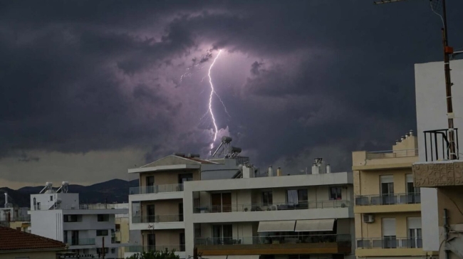 Σαρωτική επέλαση της κακοκαιρίας στη χώρα: 100.000 Κεραυνοί, χαλάζι, πλημμύρες και ζημιές (vid)
