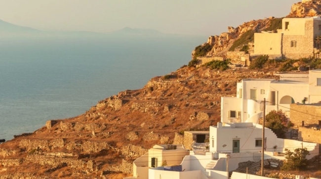Ρωτήσαμε το ChatGPT ποιο είναι το πιο φθηνό νησί των Κυκλάδων για διακοπές τον Αύγουστο