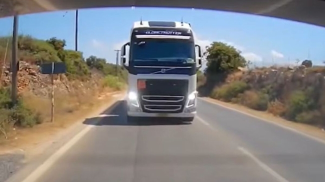 Δολοφονική προσπέραση νταλίκας στα Χανιά - Βίντεο που παγώνει το αίμα