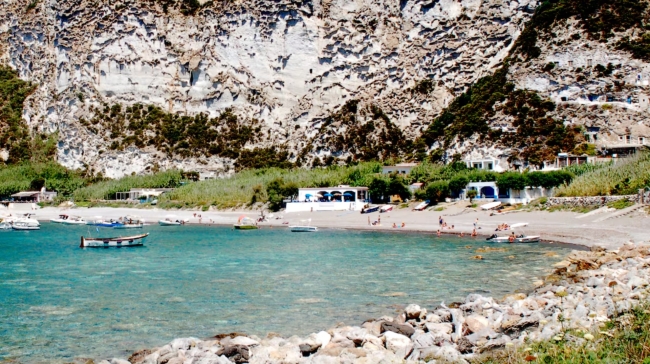 Ούτε δρόμους, ούτε σήμα: Το ιταλικό νησί που παραμένει ανέγγιχτο από την προϊστορική εποχή