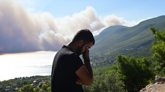 Όλη η Ελλάδα σε μία φωτογραφία: Απελπισμένος άνδρας παρακολουθεί τη φωτιά στο Πόρτο Γερμενό