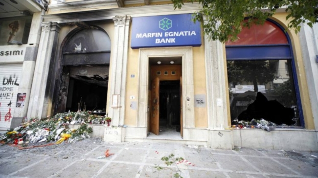Υπόθεση Marfin: Στην Ελλάδα απόψε η 46χρονη κατηγορούμενη για τον εμπρησμό – Αύριο ενώπιον εισαγγελέα και ανακριτή
