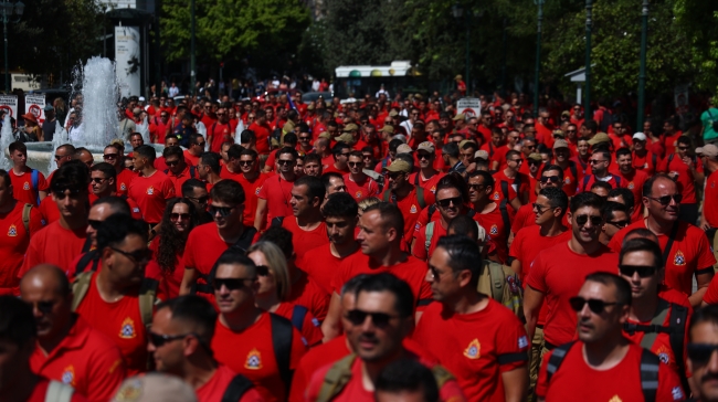 «Πλημμύρισαν» το Σύνταγμα οι εποχικοί πυροσβέστες: Ζητούν 12μηνη εργασία και μόνιμη λύση