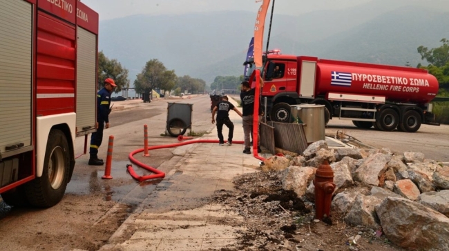 Τρία τα μέτωπα στο Πόρτο Γερμενό: Εκκενώθηκε η Ψάθα - Συνεχίζονται οι επιχειρήσεις σε Αχαΐα και Ρέθυμνο