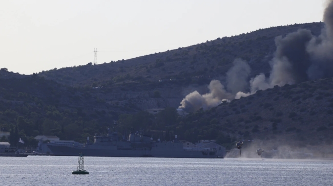 Βελτιωμένη η εικόνα στα πύρινα μέτωπα: Υπό έλεγχο η Σαλαμίνα, χωρίς ενεργό μέτωπο στη Βοιωτία