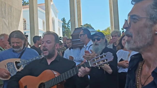 Συγκίνηση στο Α' Νεκροταφείο: Τραγούδησαν το «Καραϊσκάκης» στο τελευταίο αντίο του Νίκου Καλογερόπουλου (vid)