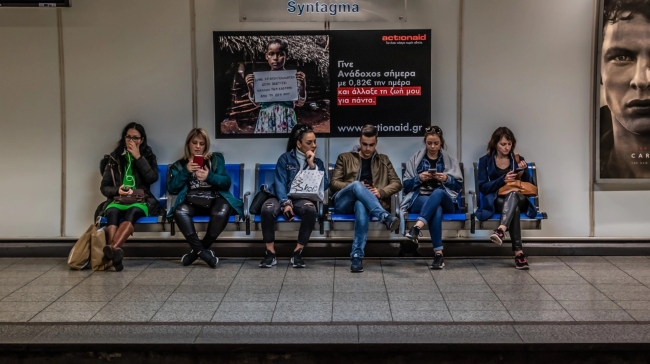 Γιατί δεν μπορούμε να κάνουμε eye contact στο Μετρό; Ψυχολόγοι μιλούν στο Reader για το κοινωνικό άγχος στα ΜΜΜ