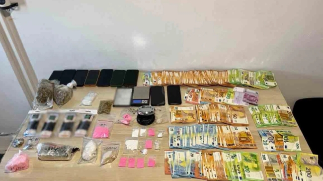 Εξάρθρωση οργάνωσης διακίνησης ναρκωτικών στην Μύκονο: Κατασχέθηκαν ροζ κοκαΐνη, ecstasy και χιλιάδες ευρώ