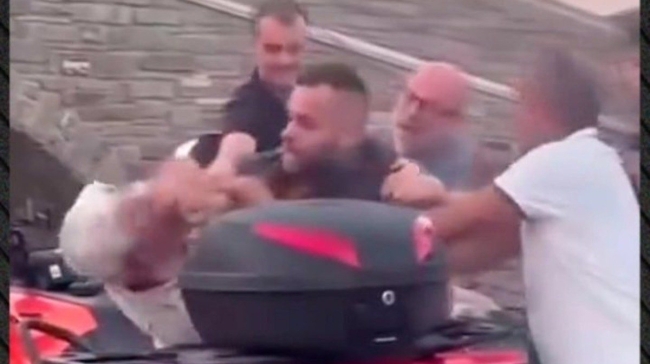 Άγριος καβγάς στην Πάρο για μια θέση πάρκινγκ: Τον έπιασε από τον λαιμό και εκείνος απάντησε με κράνος (vid)