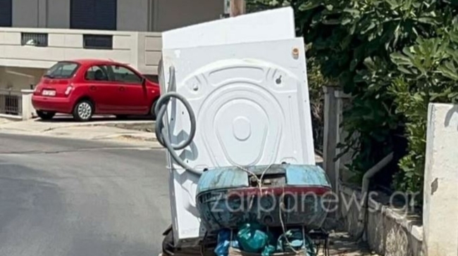 Ο φόβος κι ο τρόμος των Χανίων: Μετέφερε ολόκληρο πλυντήριο πάνω σε μηχανή (vid)