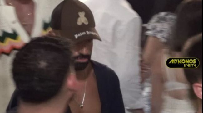 Με εμφάνιση... κλαρινογαμπρού στη Μύκονο ο Σαλάχ: Αν και φορούσε καπέλο δεν πέρασε απαρατήρητος